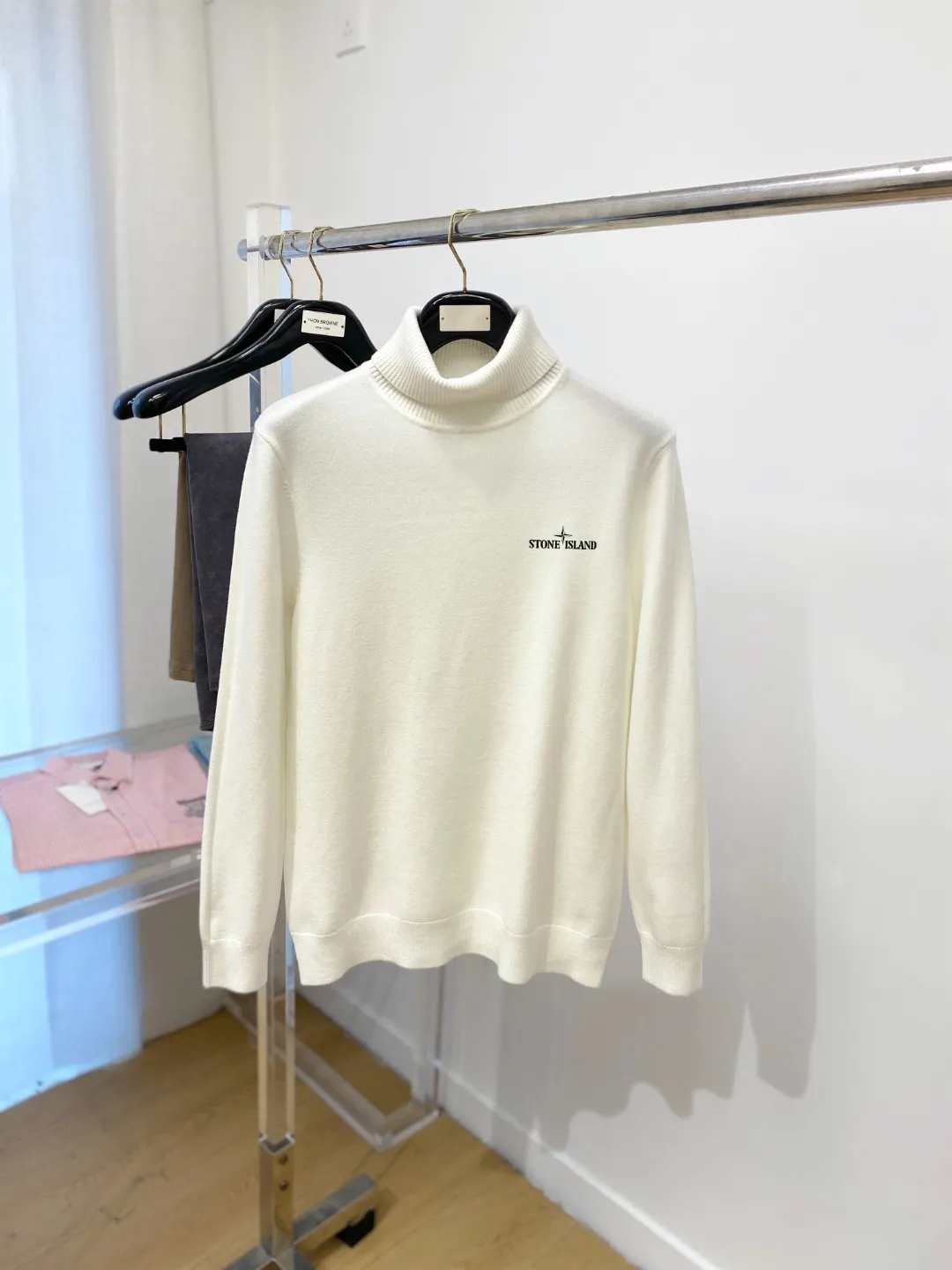 P220 Stone Island, the new turtleneck woolen sweater has a delicate and soft feel that can be directly contacted with the skin, allowing the warm yarn to change into a delicate texture. The top-notch craftsmanship is very distinctive and colorful, and the style is simple, elegant and exquisite. The three-dimensional tailoring design makes the entire sweater full of youthful vitality and vitality. It is recommended as a must-have for autumn and winter. Size M-3XL
